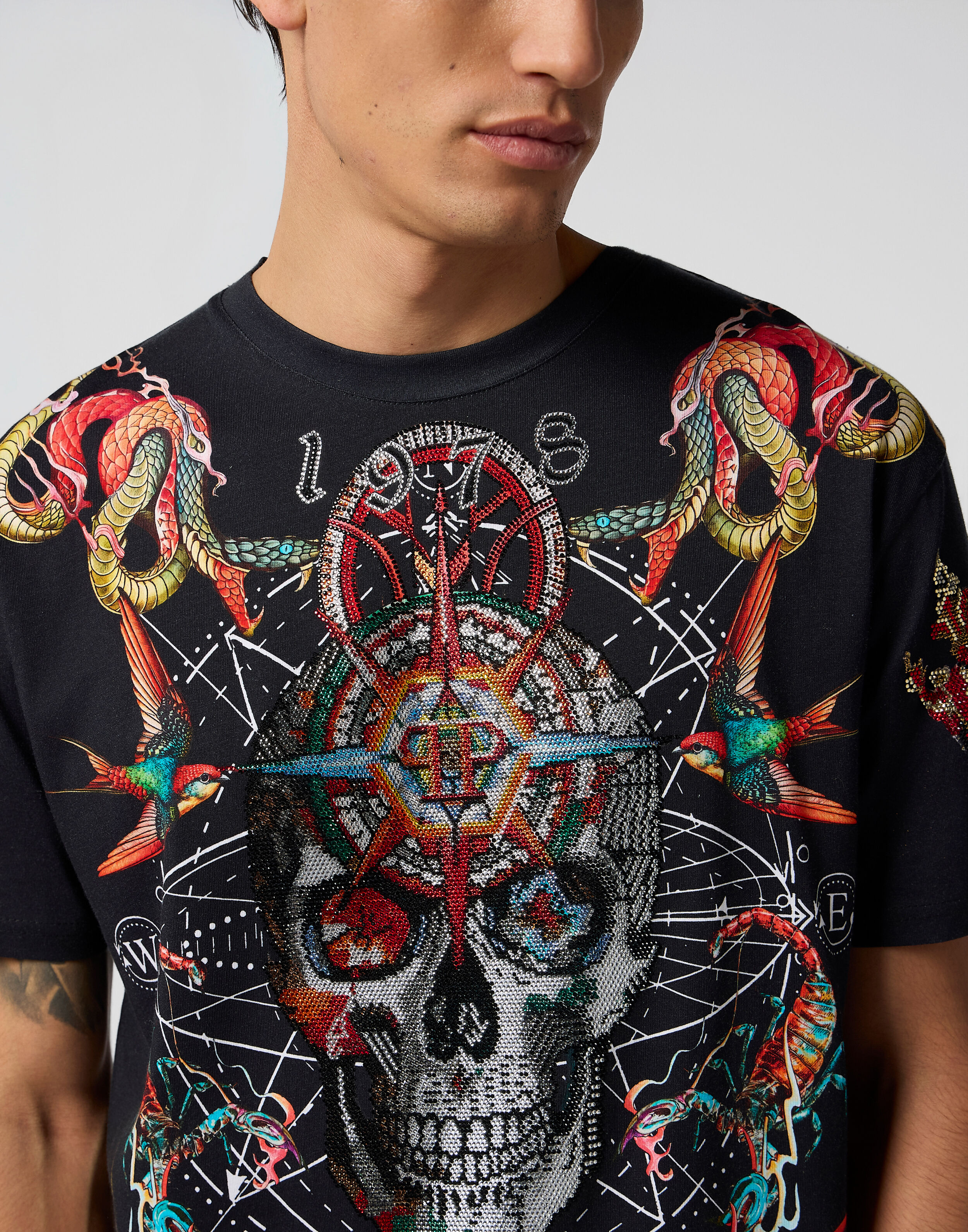 T-shirt col rond avec pierres tatouées